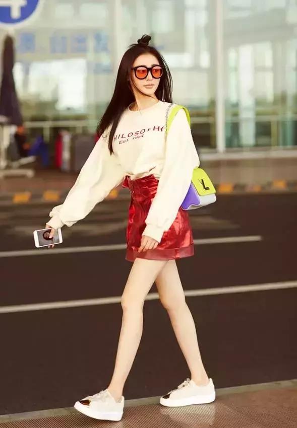 女明星把它宠上了天，一年四季走哪儿带它！