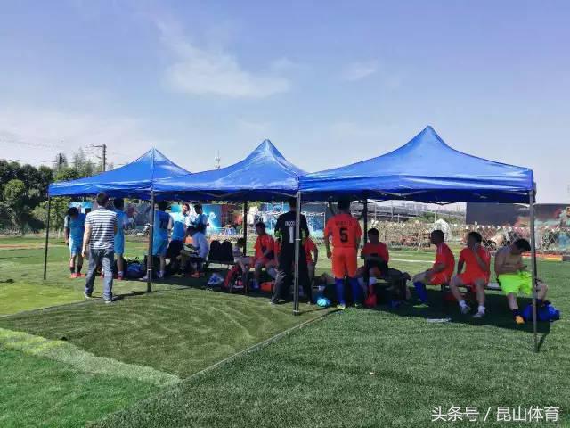 昆山体育场进行足球比赛,昆山市职工足球比赛