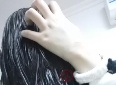 怎样去头皮屑用它煮水洗头头皮屑竟不见了