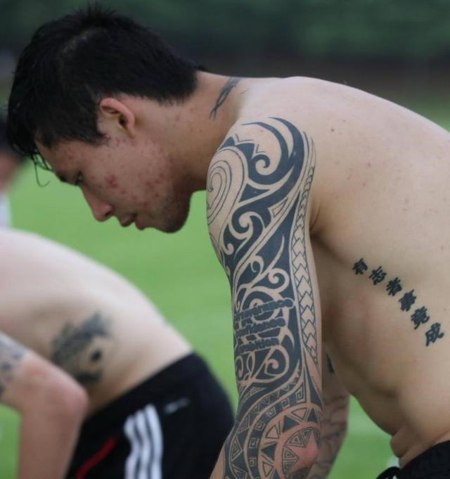 中国国脚的霸气纹身，郑智纹身感人，权健核心同花顺纹身抢眼