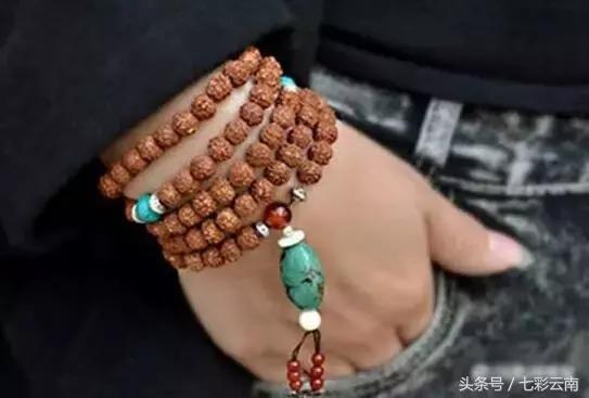 男人戴手串好还是戴手镯好,女人戴手镯好看还是戴手串好看