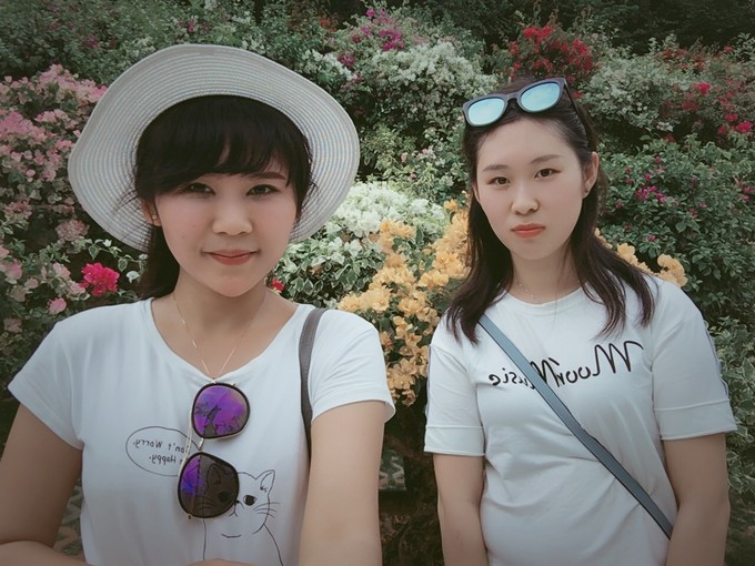 两个快乐的小阿妹神游三亚