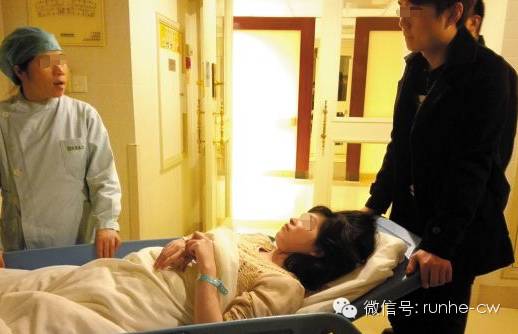 胎儿命悬一线医生托举24分钟救命,孕26周胎儿抢救