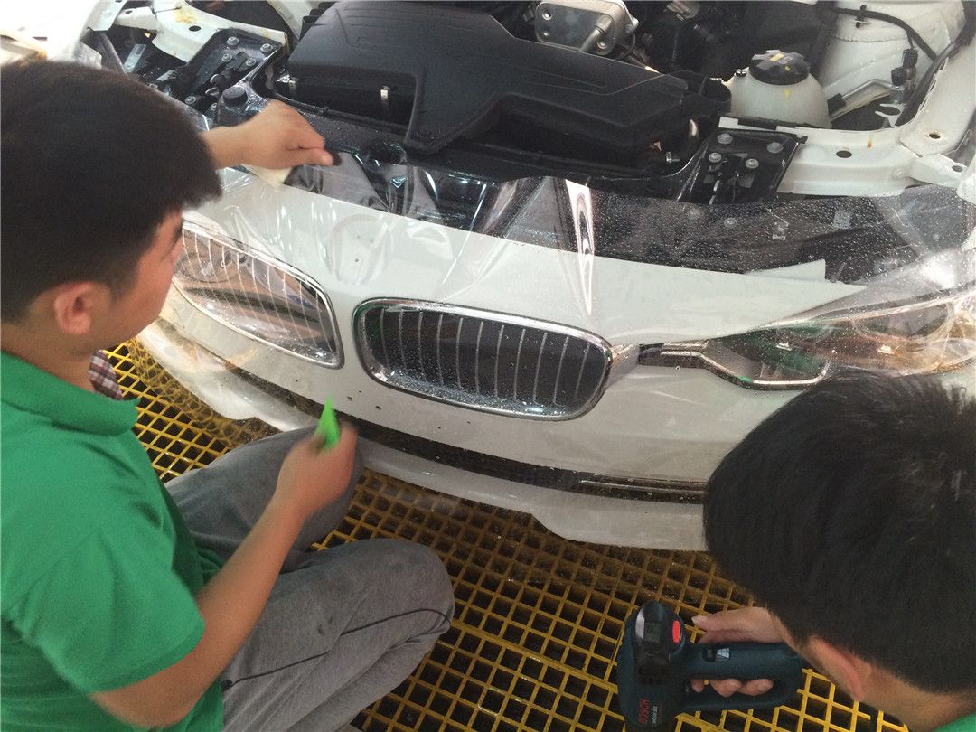 18款宝马320i贴黑色车衣,宝马320li运动套装贴膜