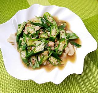 香肠炒秋葵做法步骤,炒秋葵鸡蛋的家常做法