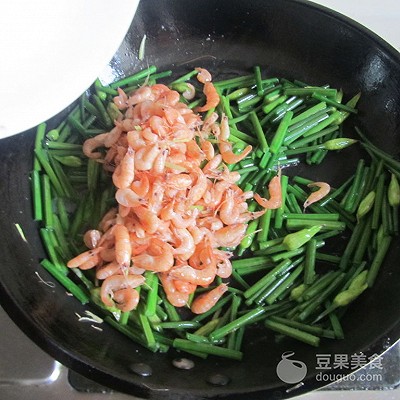 韭菜花炒河虾如何做,腰果韭菜花炒河虾