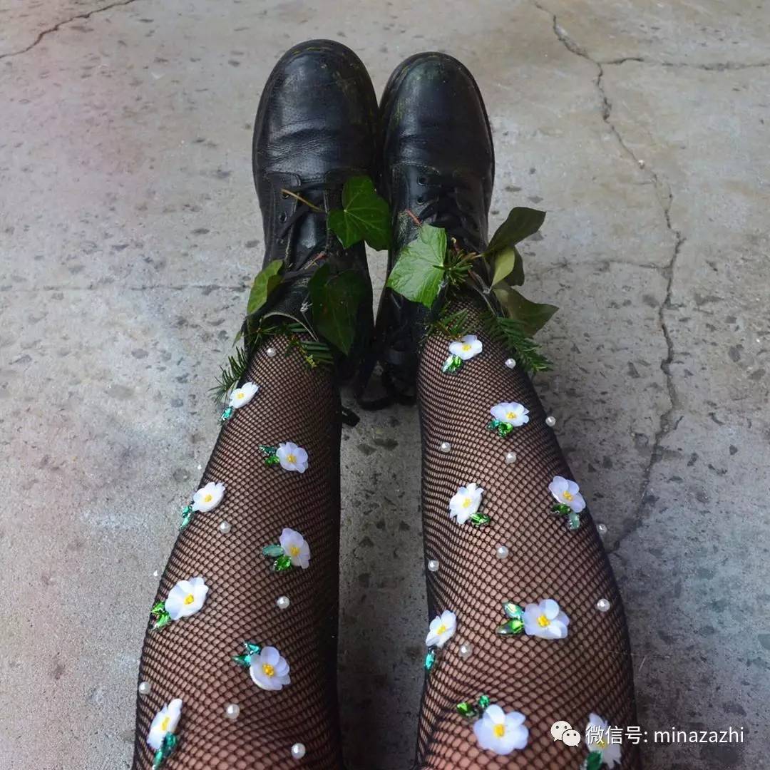 时尚｜渔网袜的究极版！进来看看「花朵渔网袜」你能接受吗？原来辣眼的时尚也能这么仙！