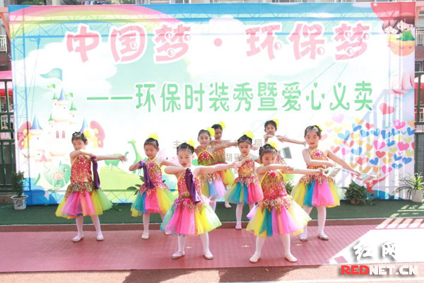 幼儿园环保时装秀垃圾袋做的服装,幼儿园手工塑料袋时装秀