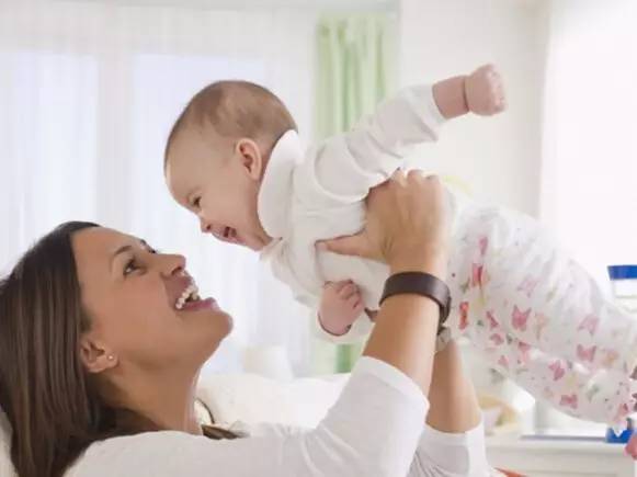 逗娃很危险,逗宝宝玩切忌危险动作