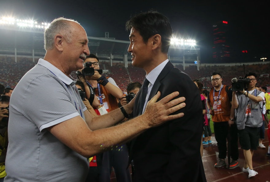 恒大危险了！傲气的R马被球迷扔水瓶砸倒，天河主场恐将遭重罚