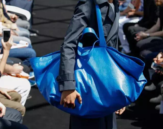 4000块的塑料拖鞋，1万7的民工编织袋包包，觉得丑还买不起