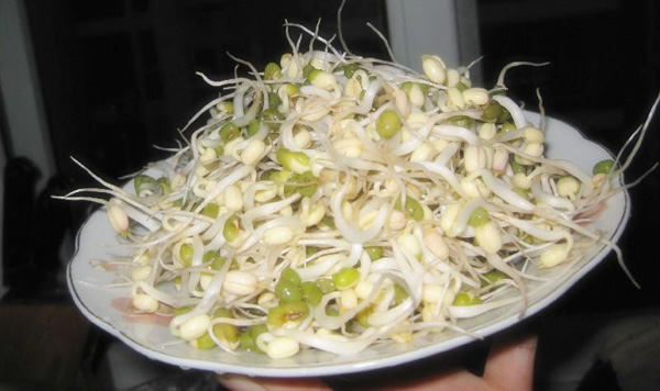 公公背着儿媳重操旧业，意外成为小区大妈们心中男神