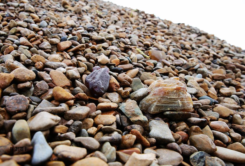 嫩江玛瑙多出自砂场为了得到玛瑙石总有人请求免费干活