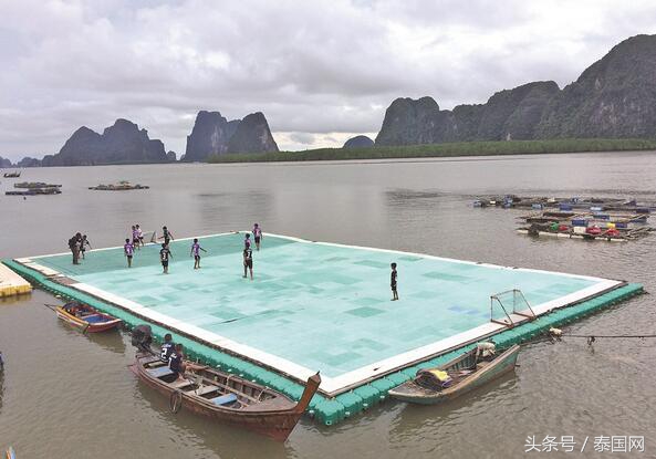 水上漂浮足球场,浮在水上的足球场