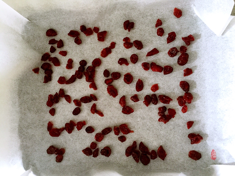 首次学做的蛋卷,特为孙女送上的儿童节礼物—曼越莓干蛋糕卷