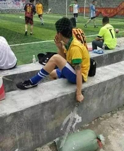 十条笑话：一小时后，表弟拉着他的女朋友回家了，姑妈的脸都绿了