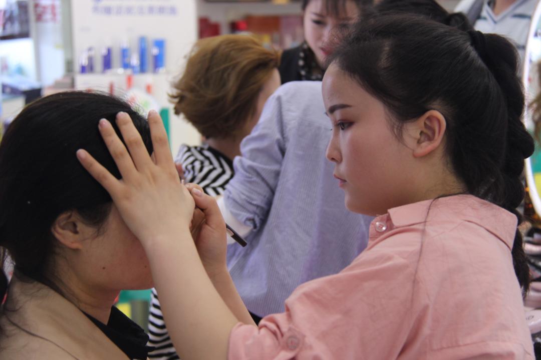 达摩和《跑男》都来了，可化妆品门店为何“一地鸡毛”？