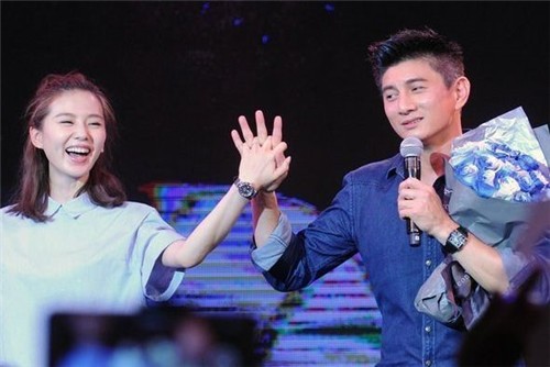 吴奇隆亲了大2岁的岳母，老丈人表情亮了