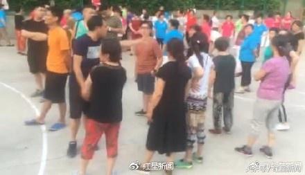 “广场舞大妈抢占篮球场”进展：球场归年轻人，大妈另找了地方