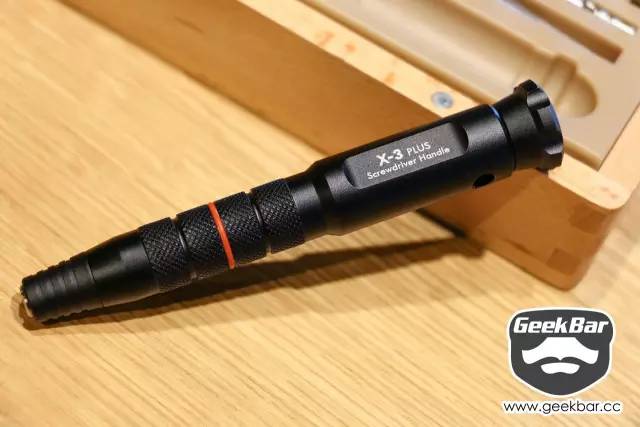 一套12合一的螺丝刀,一套小的螺丝刀