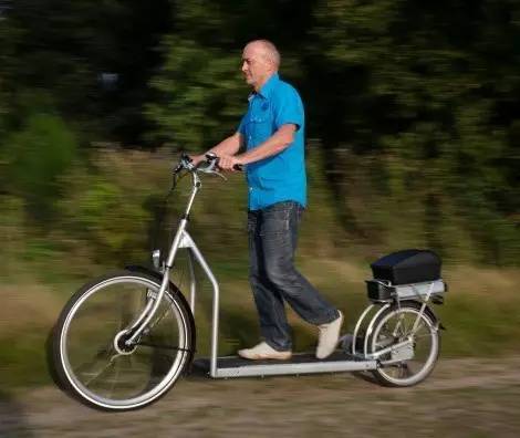 荷兰人骑脚踏车,荷兰发明的行走自行车