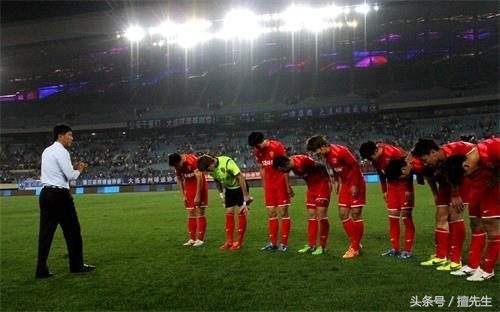 球迷现场放烟花,球迷放鞭炮