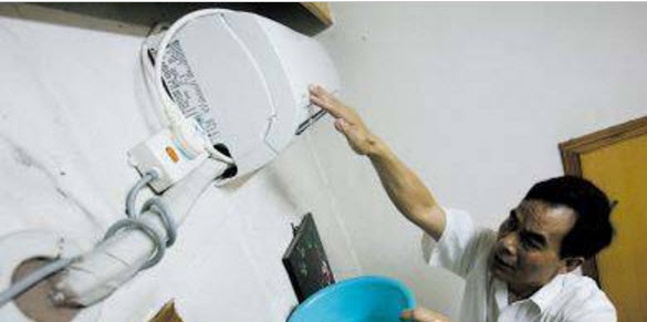 空调挂机漏水怎么拆开处理视频,奥克斯新款空调漏水怎么处理