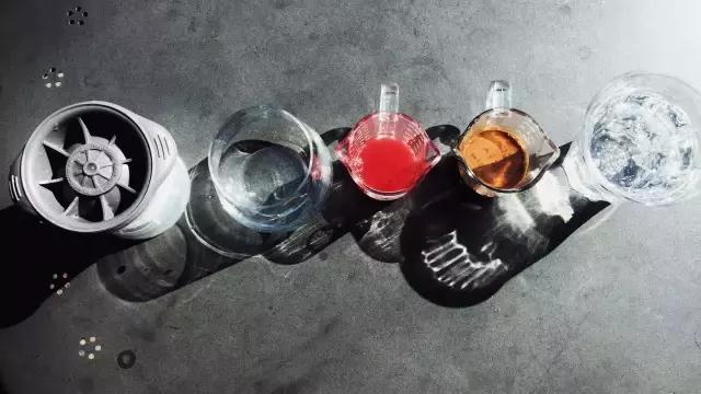 一对夫妻一墙之隔开两家咖啡店，上演的不是相爱相杀，而是了解