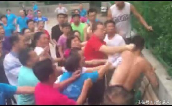 中国大妈在球场跳广场舞，美国大妈却成了勇士啦啦队长！