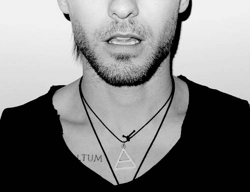 自卑的人比狂妄的人更可怕,自卑的人无救狂妄的人有救图片