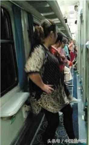 广场舞大妈和篮球小伙争场地后续,广场舞大妈和篮球小子终于对决了