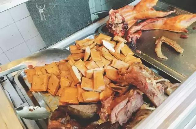 成都的夏夜，就适合穿起拖板儿鞋，整点卤菜，来盘冷啖杯！