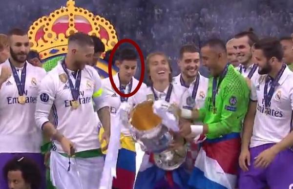 心酸！J罗夺冠后拒绝和齐达内庆祝，齐祖已下定决心要赶走他！