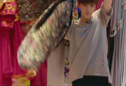 是帅气的暴发户，还是深情的驻唱歌手？今晚8点百变鹿晗等你约！