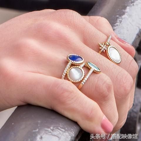 跟周冬雨学珠宝配饰搭配,周冬雨同款小众配饰