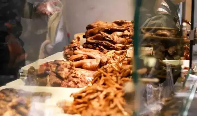 成都的夏夜，就适合穿起拖板儿鞋，整点卤菜，来盘冷啖杯！