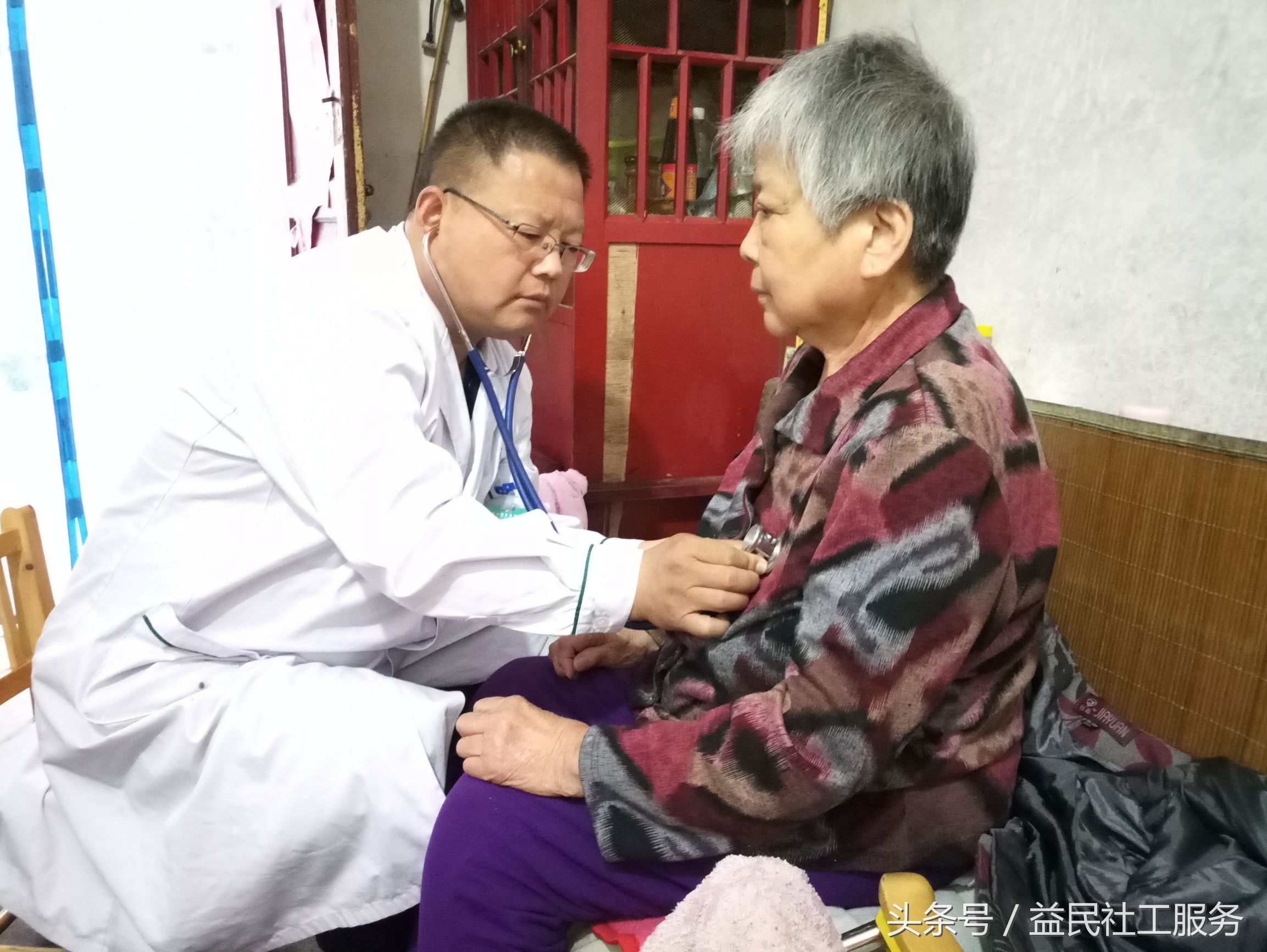 全国爱眼日：“目”浴阳光预防近视阜阳社工在行动