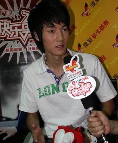 他是低音王子，曾参加07快男，跪地求关注被骂，歌手4踢馆成功