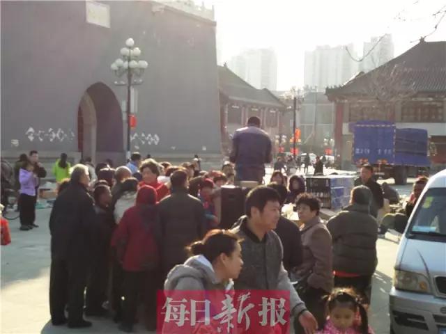 “送锅*局骗**”在天津上演，围观老人都被忽悠了，赶紧告诉家里人