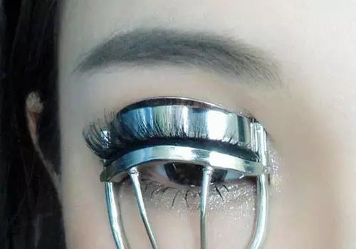 刷睫毛跟不刷差距好大呀!交给你,你不知道刷睫毛的技巧。