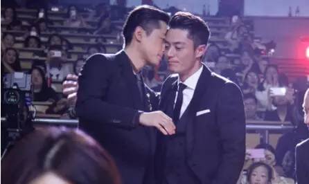 是胡也是霍，情人节伙着过，为什么最近这本时尚杂志卖疯了？