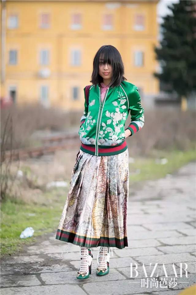只有棒球外套配上百褶裙，才叫“我的少女时代”！
