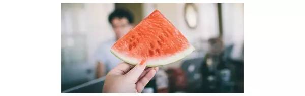 晚上吃苹果是吃毒药吗,晚上吃苹果等于吃毒药这是真的吗