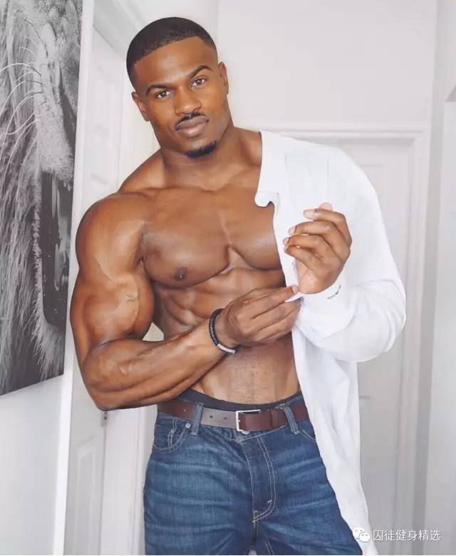 用雕刻刀雕刻动物,用木头雕刻熊猫