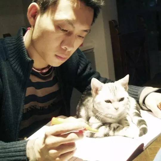 我们和演艺圈最会养猫、码字，知乎最会演戏的段子手聊了聊