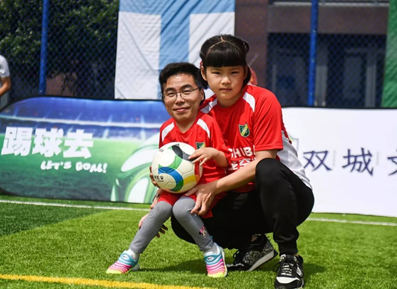 有个爱看球的爸爸,有个爱踢足球的爸爸