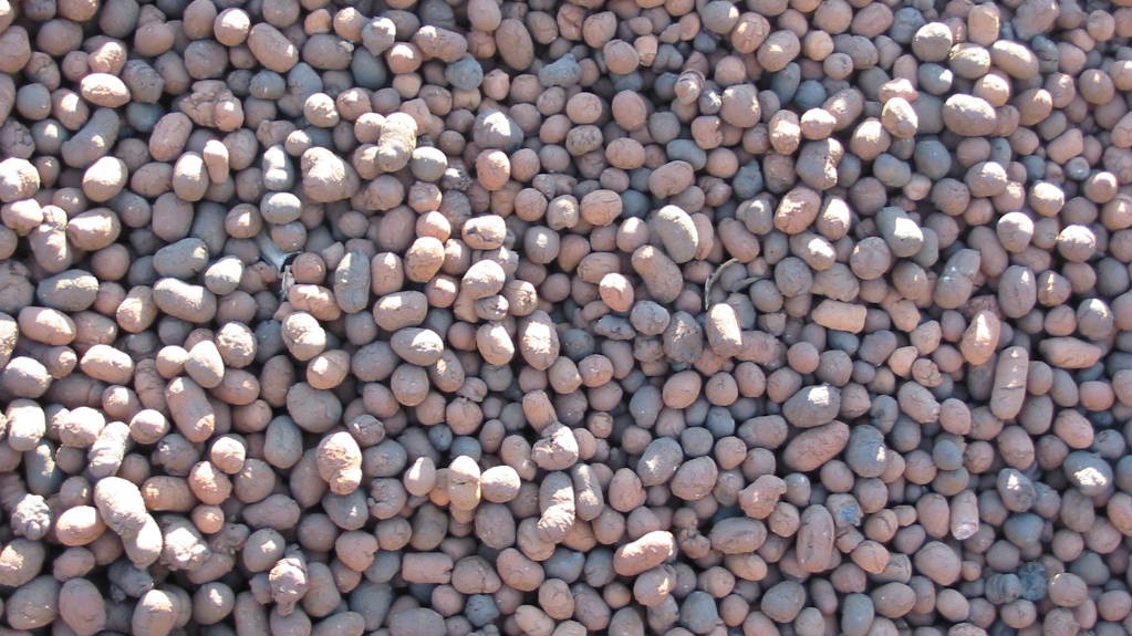 花盆上面铺什么能保持水分,花盆下面怎么垫东西才透气不漏土