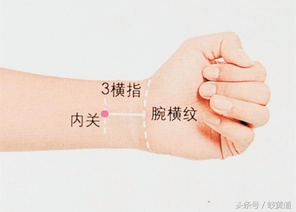 老人胸口痛间歇性的痛,60岁老人左胸口疼是怎么回事