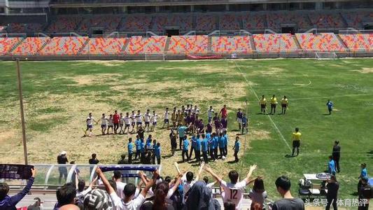 门将低级失误不慎将球踢进自家,门将把球踢进了球门搞笑视频