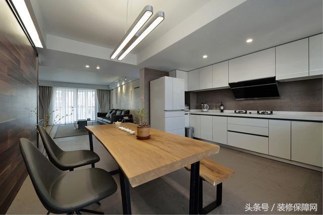 新家装修好了夸装修师傅们的视频,1.5米客厅地面砖错位贴好看